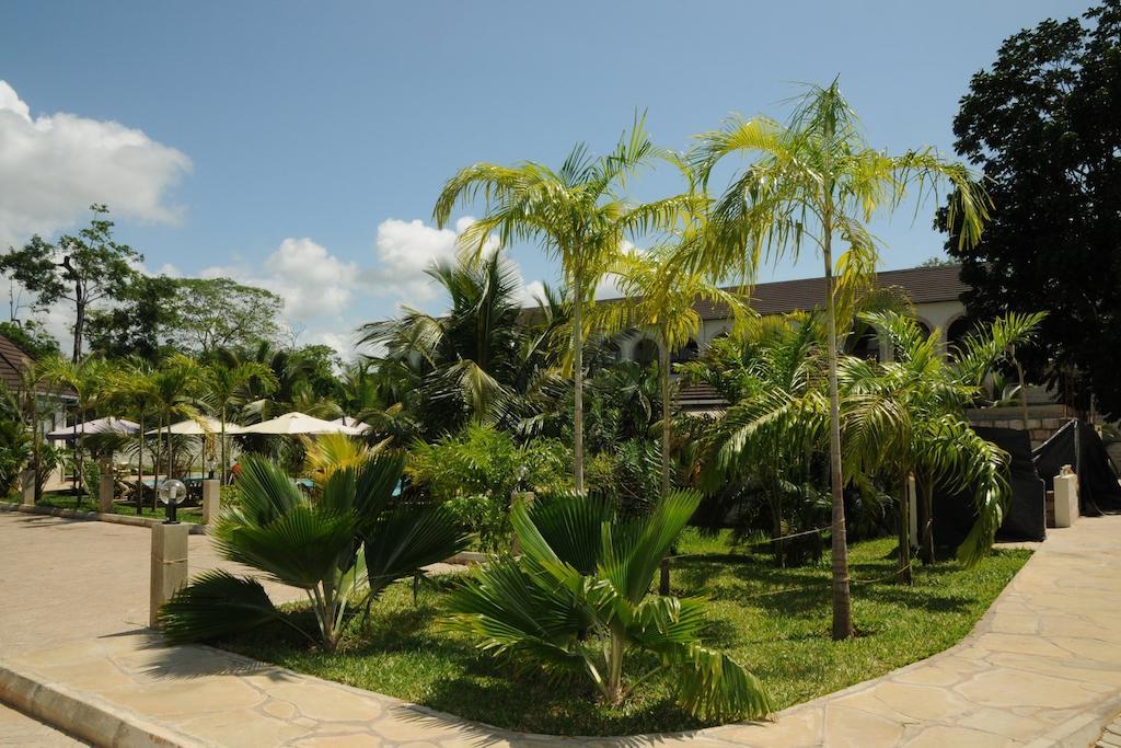 Lotfa Resort Diani Diani Beach Eksteriør billede
